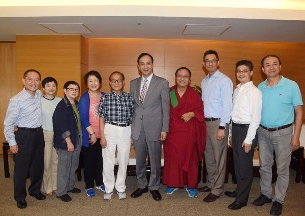 赤慶法王(右四)偕香港珠海學院校董會主席江可伯博士(左五)夫婦、英濟公司董事長徐文麟(左一)夫婦等信眾，拜會了新北市市長朱立倫，並捐贈100萬元流浪動物絕育基金給動保處。 赤慶法王/提供 