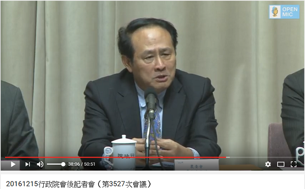 農委會主委曹啟鴻在面對記者詢問,各縣市如何評估零撲殺時,回答有12個縣市確實表示很難執行。 行政院影音快遞截圖