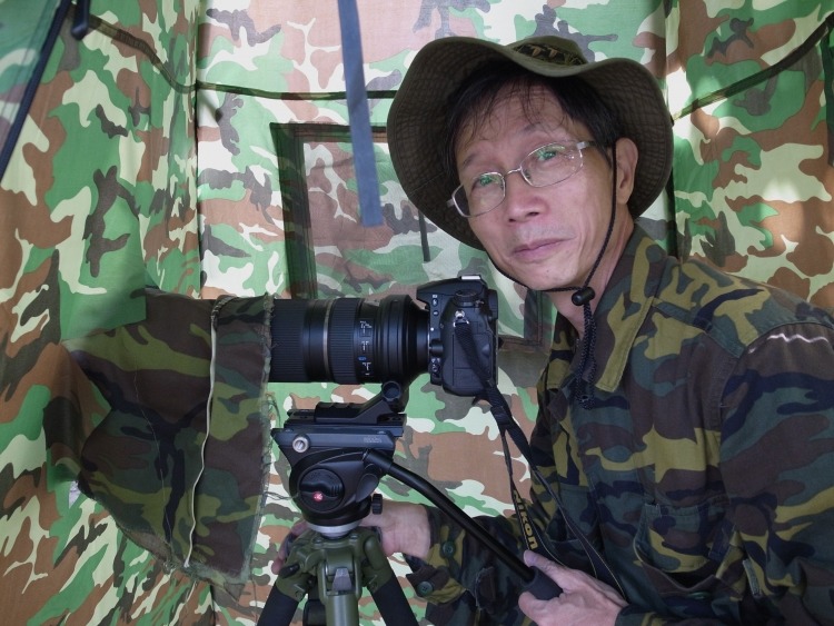 賞鳥20年的翁政鴻，被兒子帶進「鳥」世界後，也影響親戚的小孩。　取自野鳥小麻吉