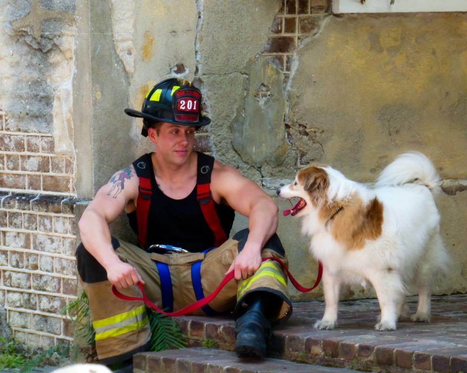 狗：「我覺得那頂帽子比較適合我！」消防員：「恩？你確定？」　取自Charleston Firefighter Calendar