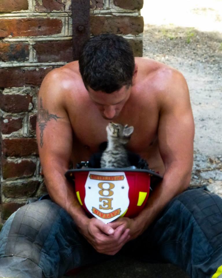 「啾～」　取自Charleston Firefighter Calendar