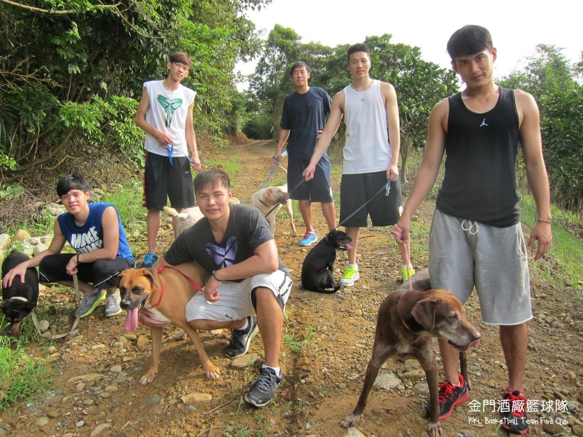 金門酒廠籃球隊會利用非賽季的空閒時間，到私人保育場幫忙，球員全都超喜歡動物！　金酒籃球隊/提供