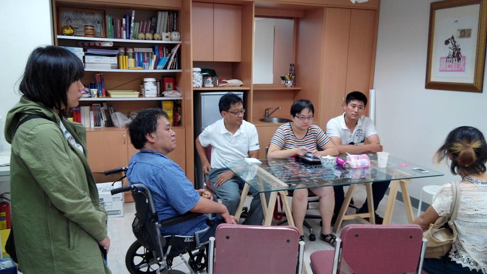 8月初時,黃泰山與內湖動物之家人員交涉,未見處長嚴一峯出席。 取自黃泰山臉書