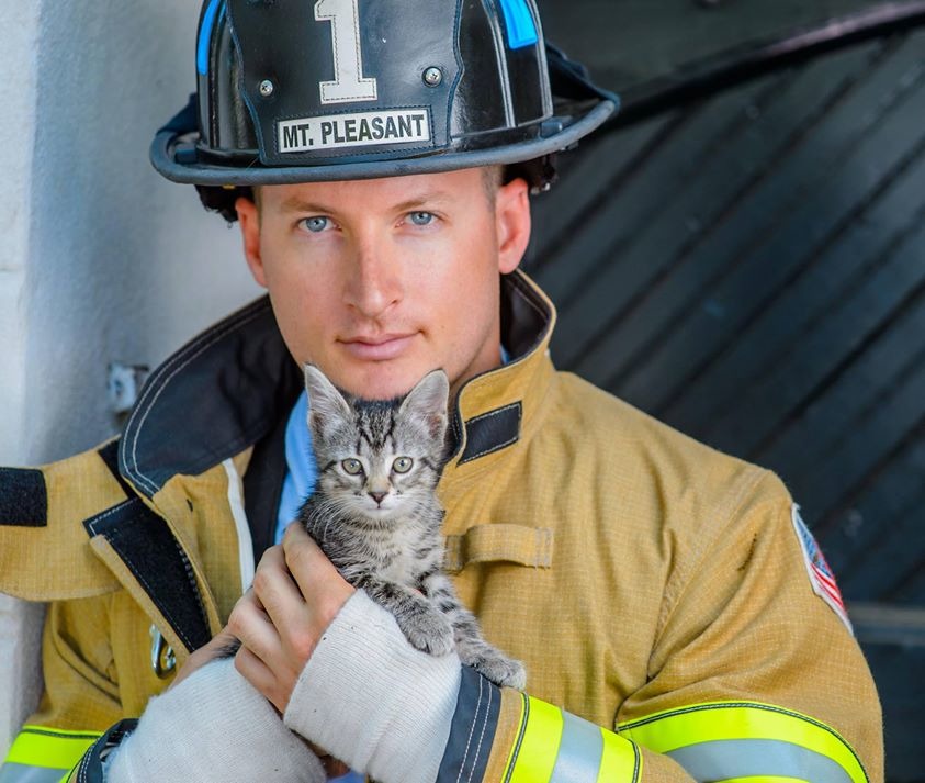 小貓與消防員，沒想到神韻竟然有點相似呢！　取自Charleston Firefighter Calendar