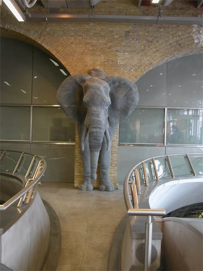 藝術家肯德拉的另一個作品,也被英國地鐵買下,最近也被放在朱比利線的滑鐵盧地鐵站。 取自Kendra Haste臉書