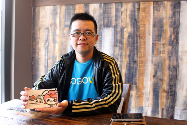 Luka爸的人生與哈士奇密不可分，更因為收養的浪浪卡布而催生動物捐血大隊網站。　何宜/攝