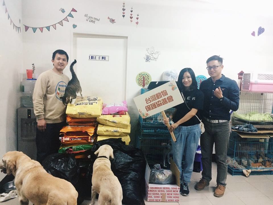 司機直接把物資載到狗園,滿滿的飼料,狗狗都看呆了。 Uber/提供