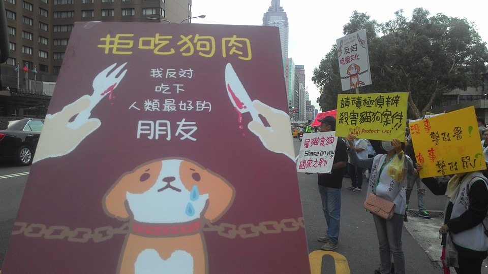 去年移工殺狗事件引起動保人士多次抗議，陸續也有不少縣市在其動保自治條例中增訂禁止食用犬貓的規定。   取自1102包圍越南辦事處抗議行動活動頁面