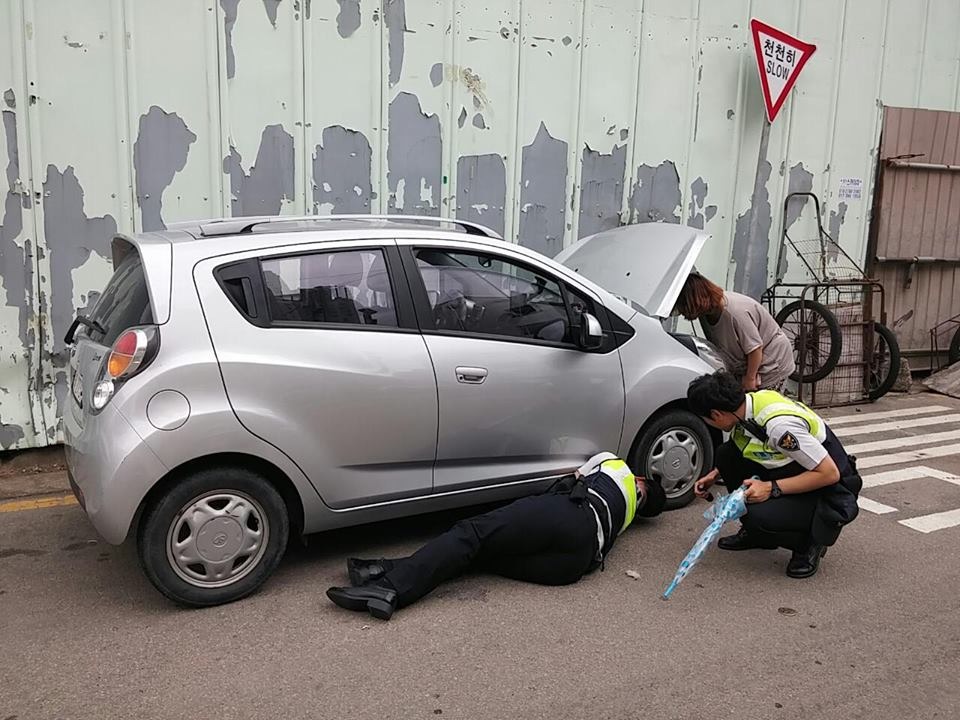 穿著制服的警察直接鑽進車底、因為救貓要緊！　取自경기경찰