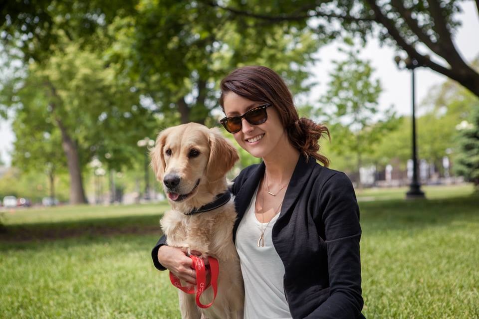 艾倫與領養的黃金獵犬莫非,可愛的莫非曾經歷棄養,現在已經重新找到幸福! 取自PetSmart Charities