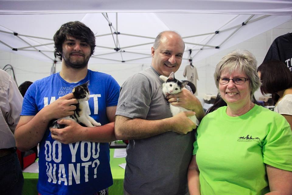 領養人與被領養的貓咪! 取自Toronto Humane Society