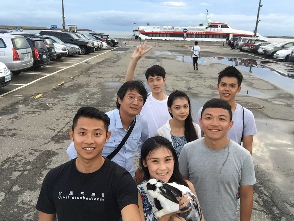 澎湖離島望安發現一隻棄兔，經由兔友愛心接力之下，平安被送到台北市愛兔協會手中。　愛兔協會/提供