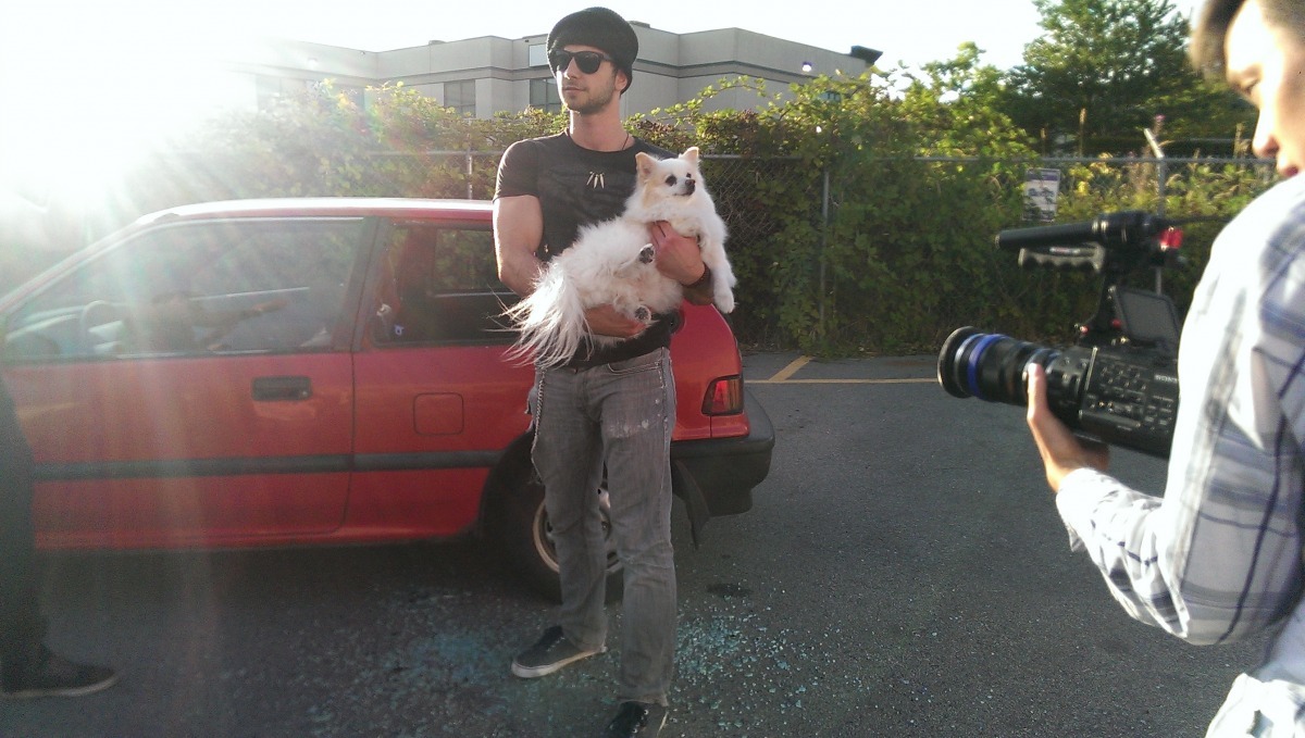 成功營救出車內的狗狗,此為拍攝時花絮照。 Jeremy/提供