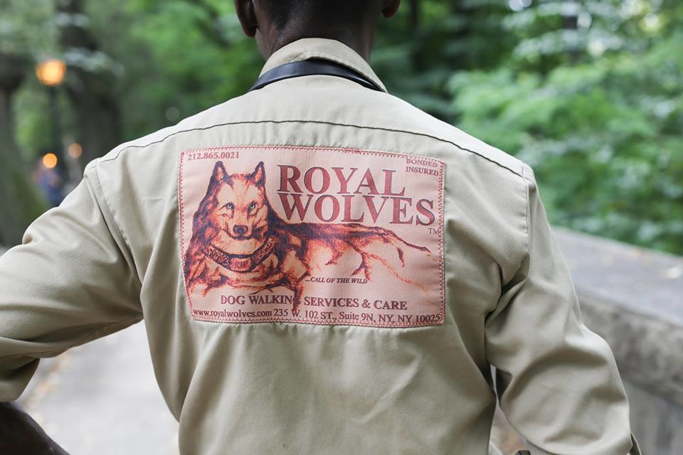 科斯特洛一身超有辨識度的制服，希望讓委託人能很放心的把狗交給他。　取自Humans of New York