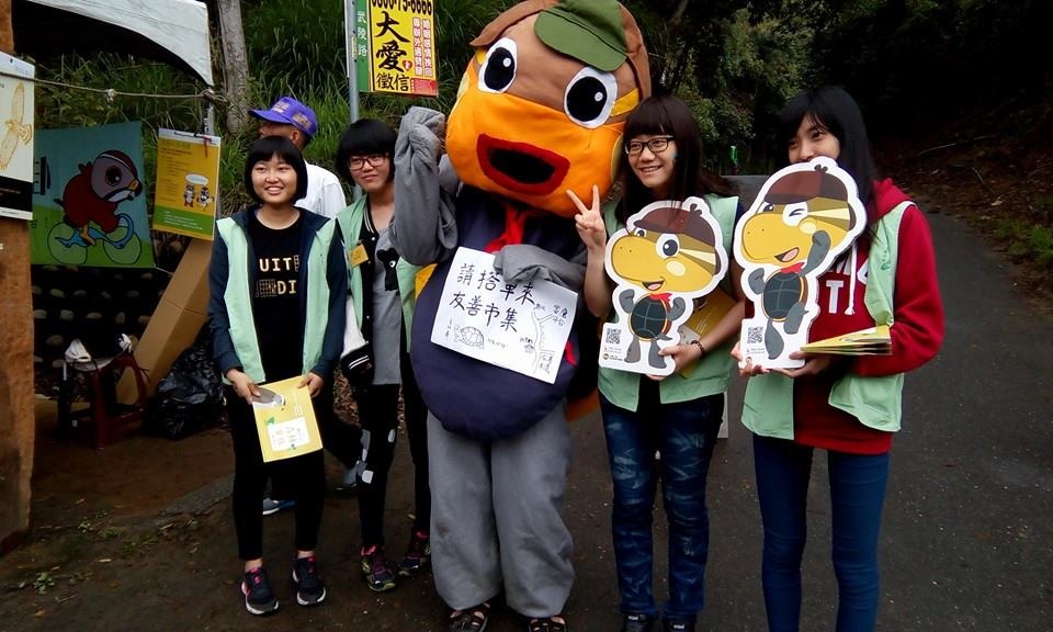 保育大使阿食時常出現在各種市集上,向民眾傳遞相關保育理念。 取自阿食也想回家-食蛇龜之聲