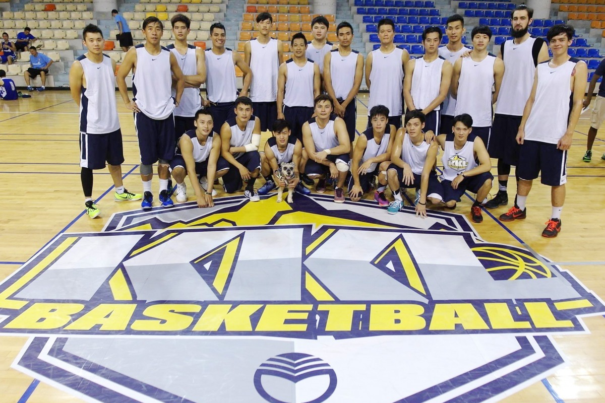 金門酒廠籃球隊日前多了一個新隊員，雖然新隊員不會上籃、也不會運球，但牠可是替球隊帶來首勝的好運呢！　金酒籃球隊/提供