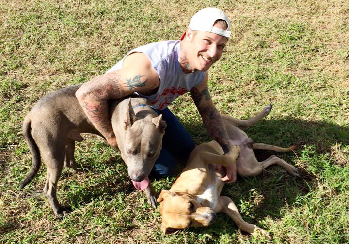 創辦人班(圖中)曾沈迷於酒精，但在動保組織擔任志工後，順利以5年時間戒除酒癮。　取自Redemption Song Rescue League