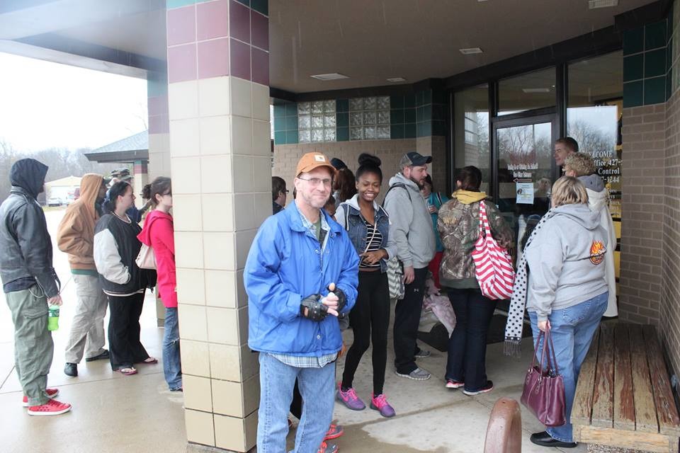 活動當天一早就吸引許多家庭在門口排隊,迫不及待想尋找和自己投緣的貓狗。 取自Fort Wayne Animal Care and Control