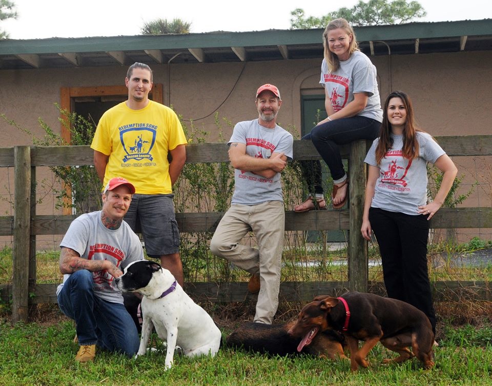 旨在解救癮君子與狗狗的機構創辦人員於牧場合影。　取自Redemption Song Rescue League