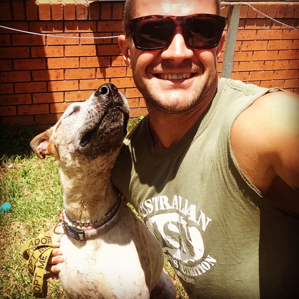 31歲的西伯特從10年前就在收容所裡擔任志工,發現了裡頭狗狗都缺乏運動,於是想出了創新的健身課程。 取自Rescue Your Fitness