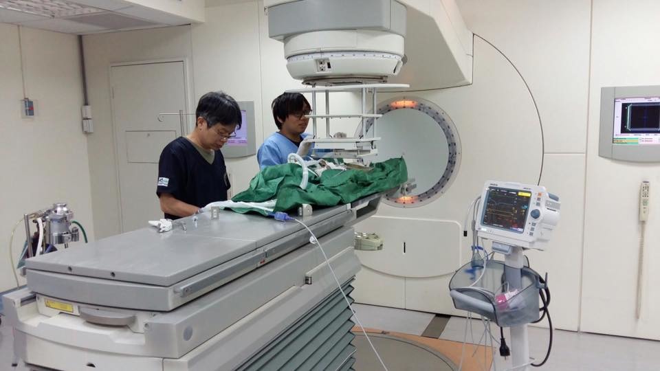 中台科技大學4月底成立全台第一個動物專用的放射治療中心，目前操作的相關人員有系上2位具獸醫師執照的學生、加上健康科學院院長，還有1位醫學物理師及放射治療師。   取自中臺科技大學-動物放射治療研究中心 ARTC