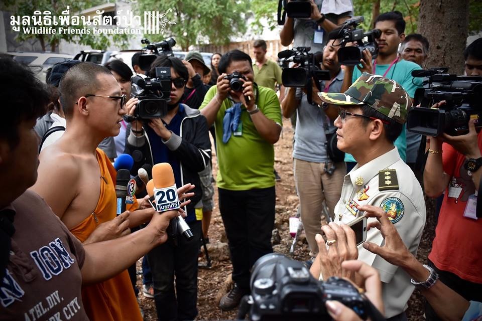 寺廟僧侶與政府官員交談中，這次的事件也吸引許多媒體報導。   取自Wildlife Friends Foundation Thailand