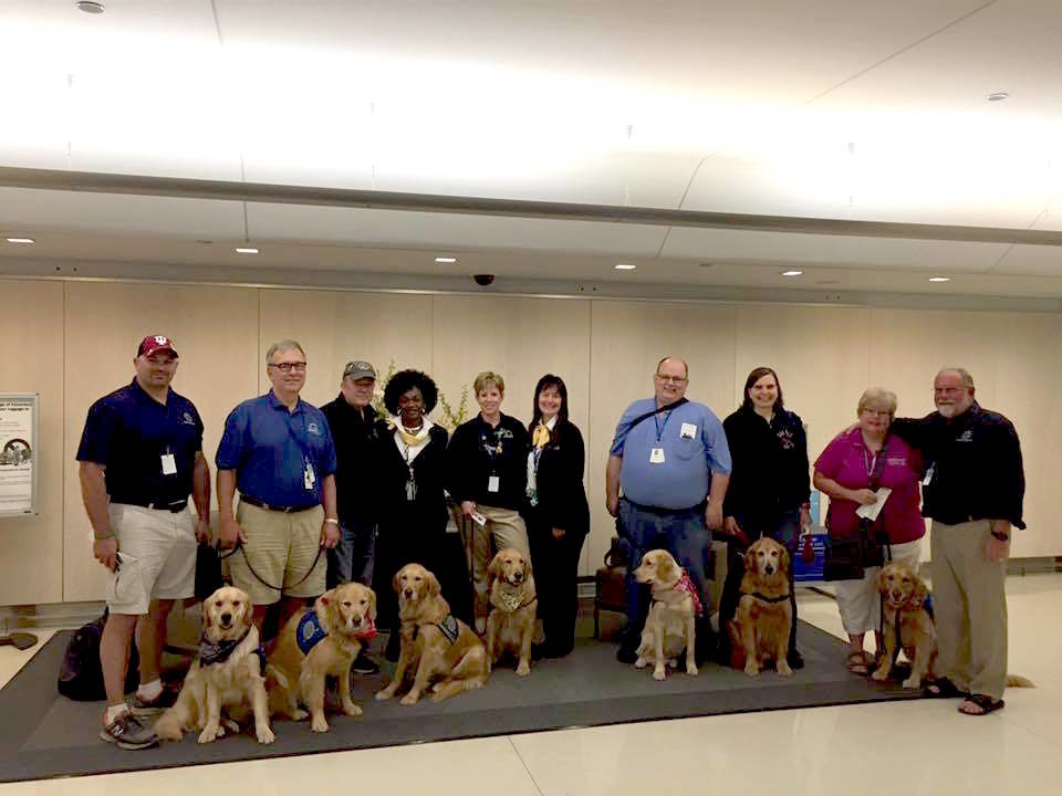 事件發生後,來自7個不同州的撫慰犬就馬上出動。 取自LCC K-9 Comfort Dogs