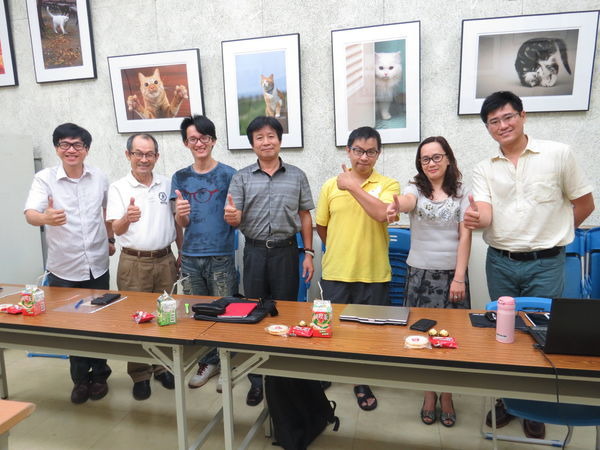 負責評選的5位評審，由左而右分別為：承辦單位民生科技有限公司總經理楊文啓、台北攝影學會理事馬再立、米克斯攝影工作室劉智豪、中華民國攝影商業同業公會榮譽理事長邱俊維、社團法人台北市愛兔協會郭守庭（再來則是動物保護處同仁）。