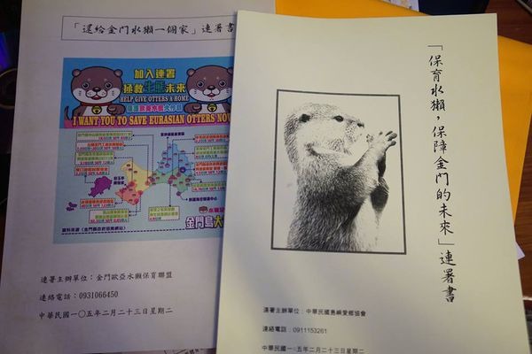 中華民國島嶼愛鄉協會理事長楊政峰8月中與金門縣長陳福海會面，並遞交兩份連署書，後續協會也將持續追蹤相關保育工作的進度。　楊政峰/攝