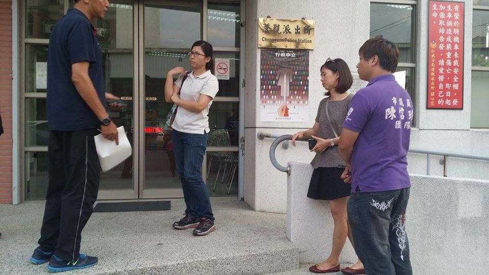 高雄市動保處及高雄市關懷流浪動物協會今早一同到派出所等待虐狗男子到案說明。 取自王春金臉書