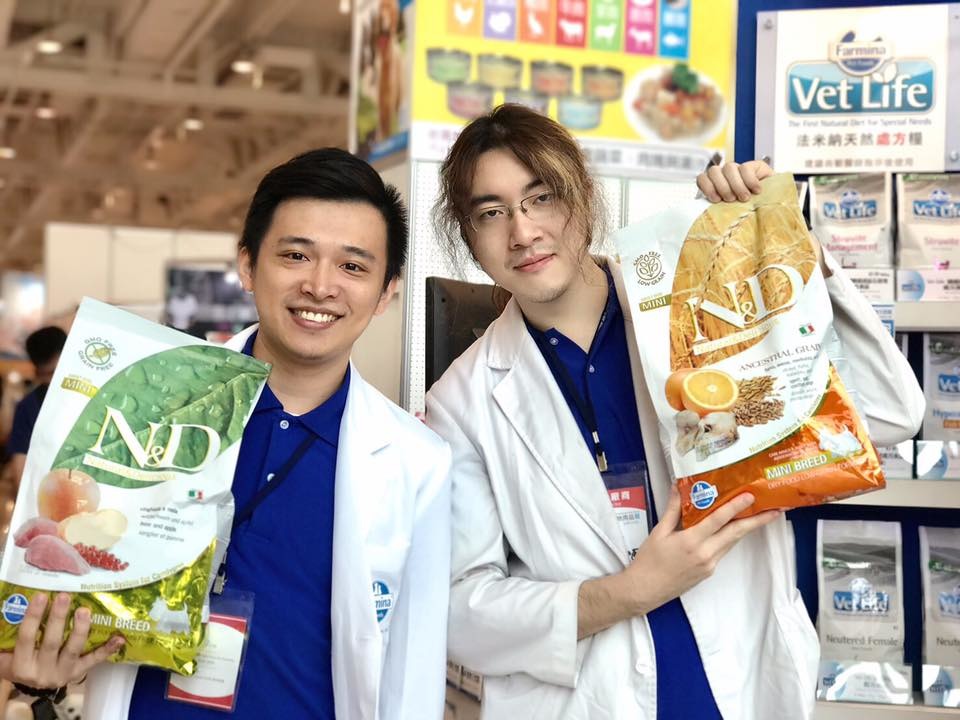 法米納有專業獸醫師(右)及動物營養師(左)可以即時回覆飼主的疑問，提供最直接的服務。　取自法米納天然糧 Farmina 聯信寵物