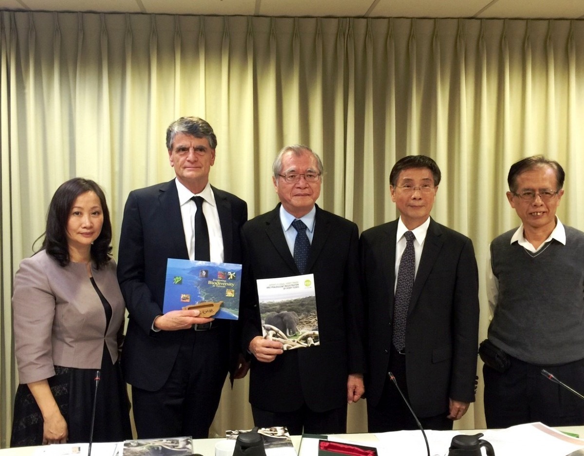 國際團體「環境調查機構」主席兼創辦人艾倫索頓（圖左二）日前來台推動全面禁止象牙買賣一事，特別拜訪各個相關單位，圖為與林務局局長李桃生（圖中間）會面。　關懷生命協會/提供