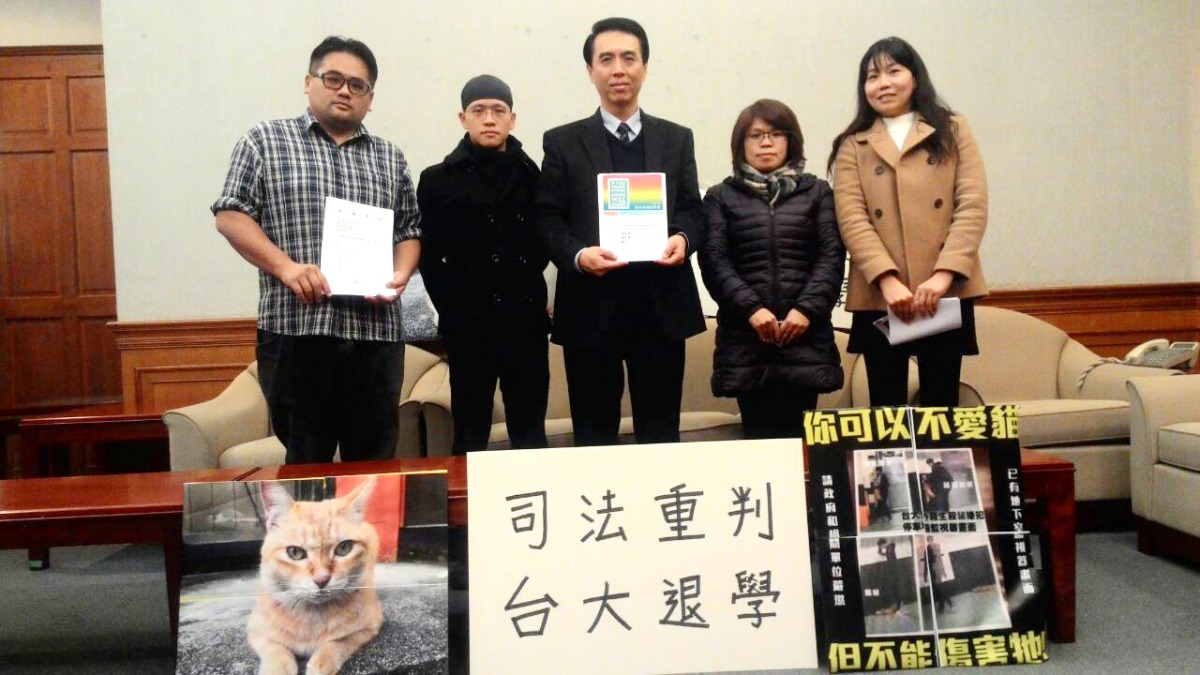 新任立法委員報到第一天，就有動保團體向連任的立委陳學聖遞交請願書。　志工小敏/提供
