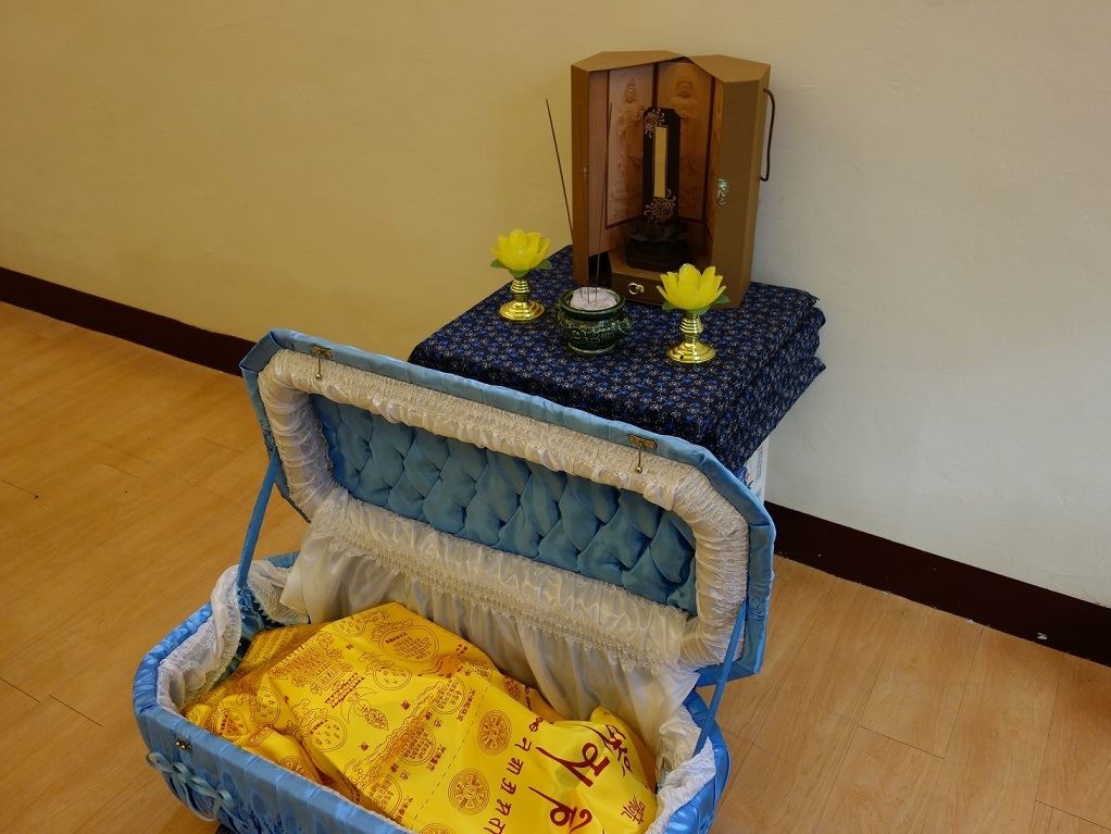 只要飼主一通電話,展宜便會派人和車到府服務,有移動型的三寶立牌、跟免費贈送的往生被。 取自展宜寵物生命臉書