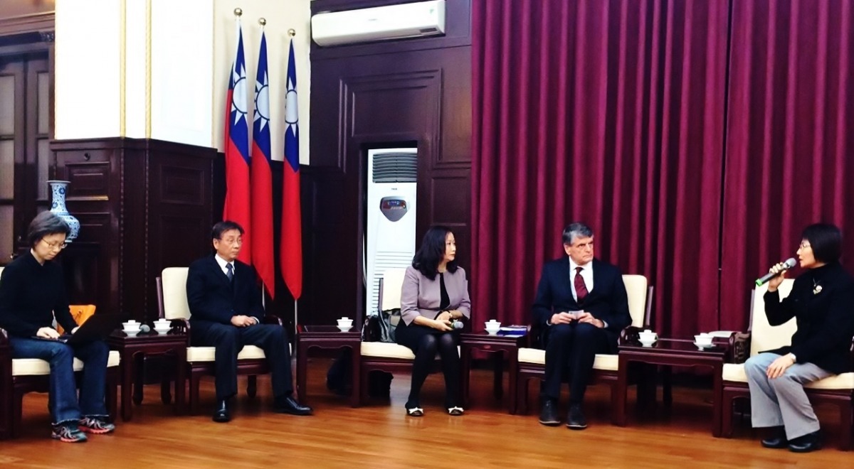 環境調查機構主席艾倫索頓特別拜會司法院，16日與司法院副祕書長張瓊文交換意見。　關懷生命協對/提供