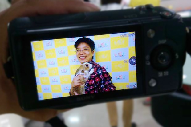 善化緊急送養會共送出2隻兔子，這位領養人曾經向協會認養過，相當有愛心。　愛兔協會/提供