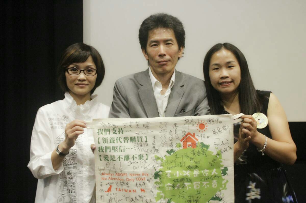 紀錄片裡的熱血機師王丰(中),與吳鳳珠(右)。 吳鳳珠/提供