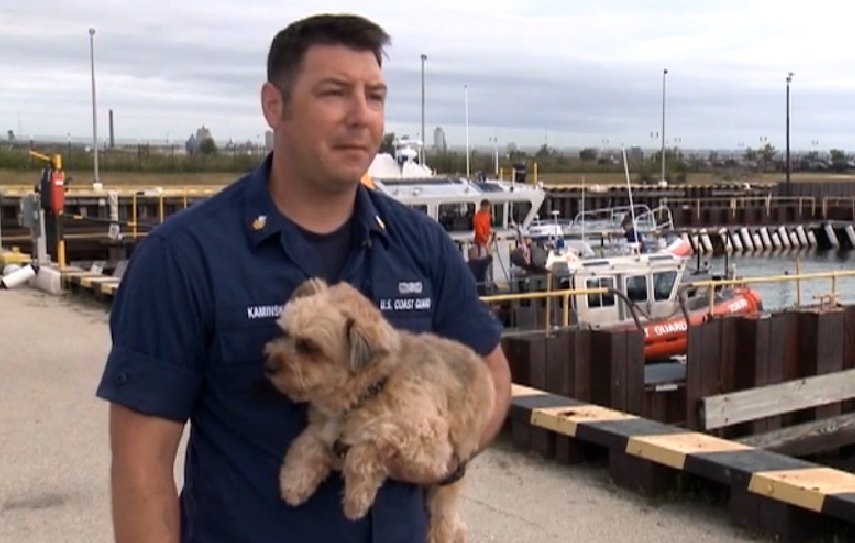 安東尼的妻子在南佛羅里達停車場發現了巴納哥，最後被帶回密爾瓦基海岸警衛隊上。　翻攝自CNN影片