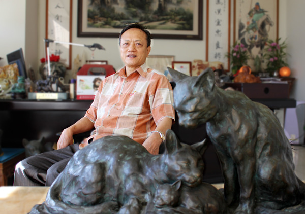 鄒嵩棣的辦公室裡充滿許多動物石雕，桌上還有心愛貓咪的全家福。　何宜/攝