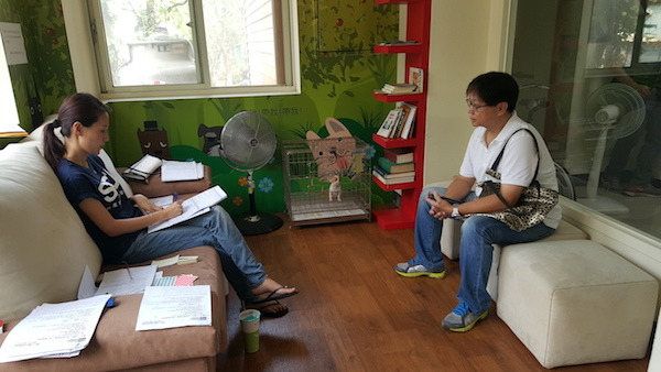 為了替狗狗找到真正適合的家庭，TSPCA的面談相當謹慎、詳細。   呂幼綸/攝