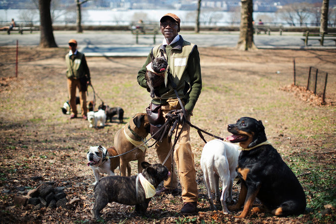 紐約時報也曾報導過科斯特洛，因為所有員工整齊劃一的特殊服裝。　取自nytimes