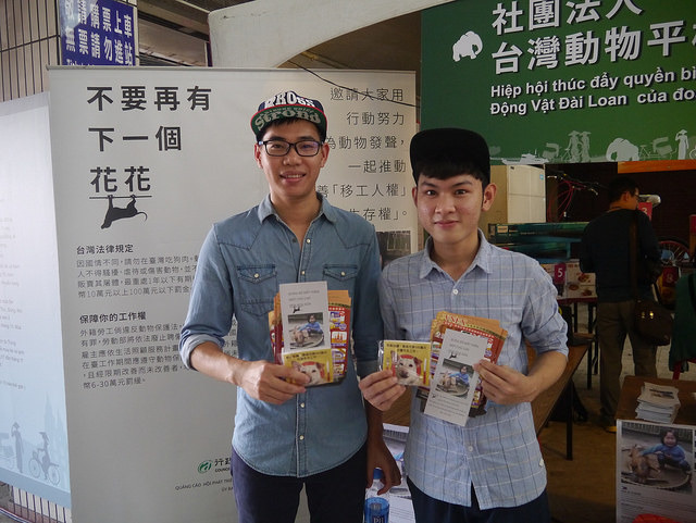 動平會擺攤除了發放文宣品外,也會有宣導面紙(圖中黃底面紙)、或是可掛在腳踏車上的可折疊水壺。 動平會/提供