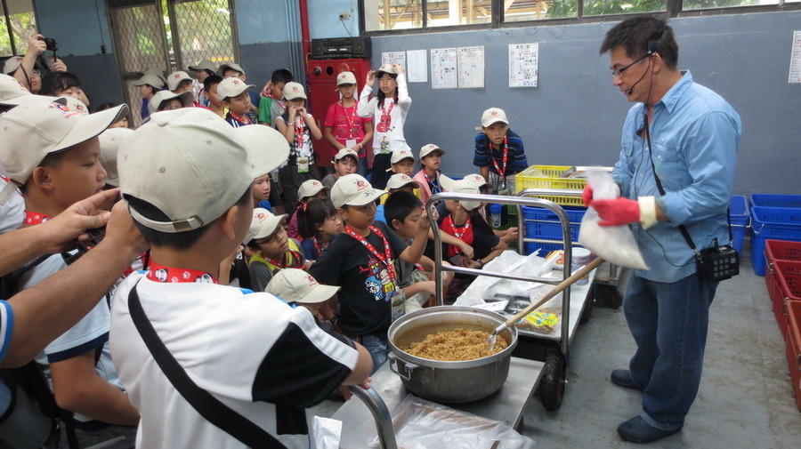 台北市立動物園教學童如何製作猴米糕。　台北市立動物園/提供