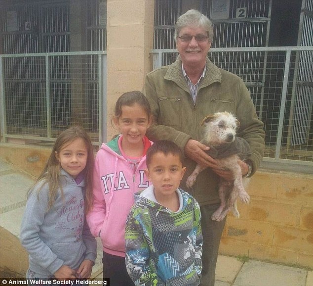 牧師(圖後方)抱著崔克斯合影，好在他當初的機警，救了一條生命。　翻攝自每日郵報