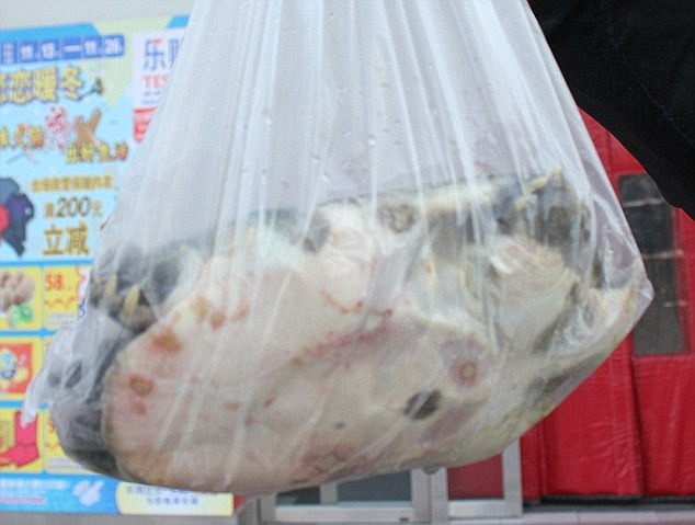 超市店員會將活烏龜裝進塑膠袋中,讓烏龜吸不到空氣而窒息而死,店員甚至會建議盡量在1個小時內食用。 翻攝自每日郵報