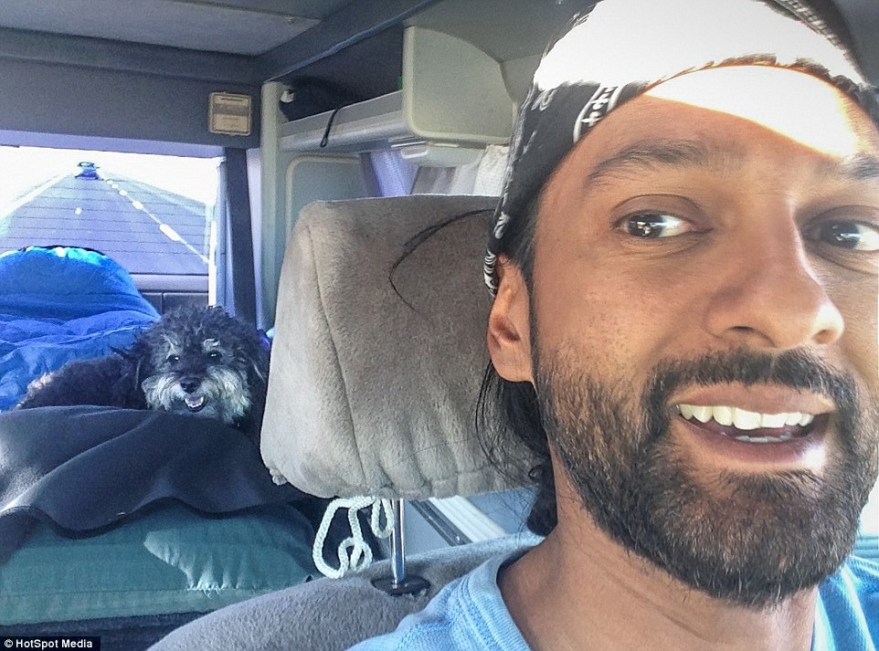 巴格特相當疼愛威利，在旅途上絕對形影不離。　翻攝自每日郵報