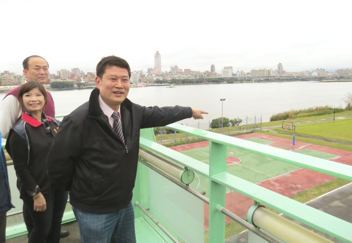 新北市議員陳啟能接獲民眾反應應增設寵物公園，隨即邀集高灘處及動保處至三重台北橋下會勘場地。　陳啟能辦公室/提供