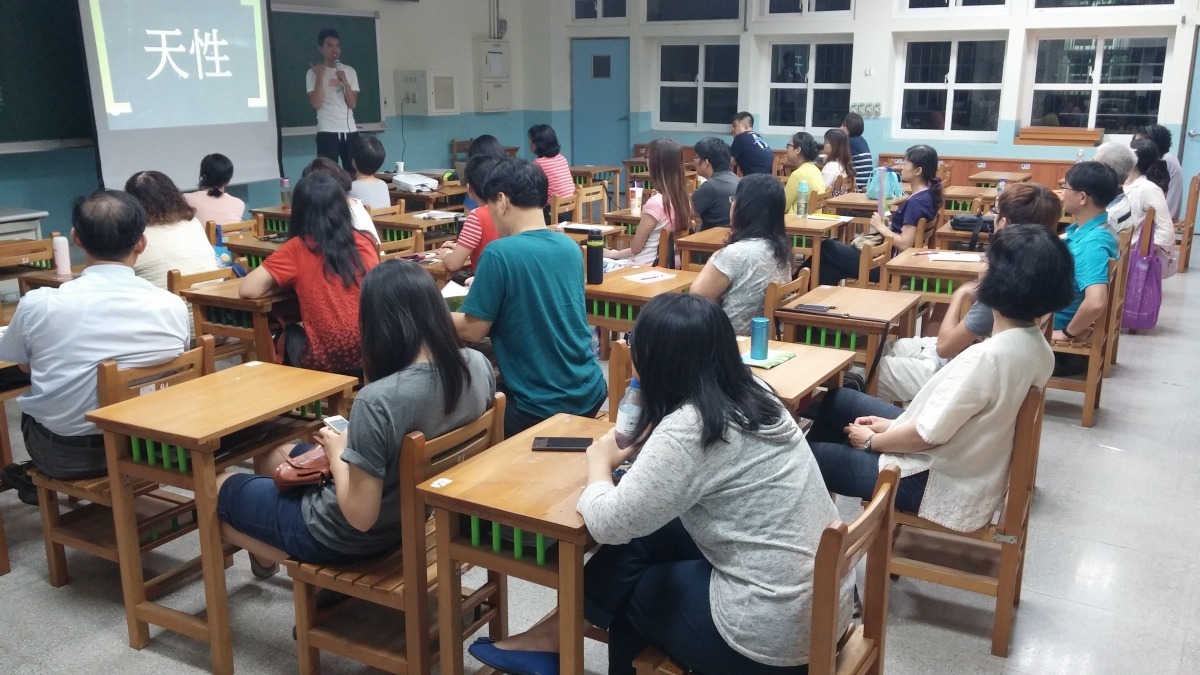 有些課區大學開設的課程報名人數過少、因而開不成課，不過也有些訓練師有許多固定的飼主學生群。（圖為犬貓學校課程）　台北市動保處/提供