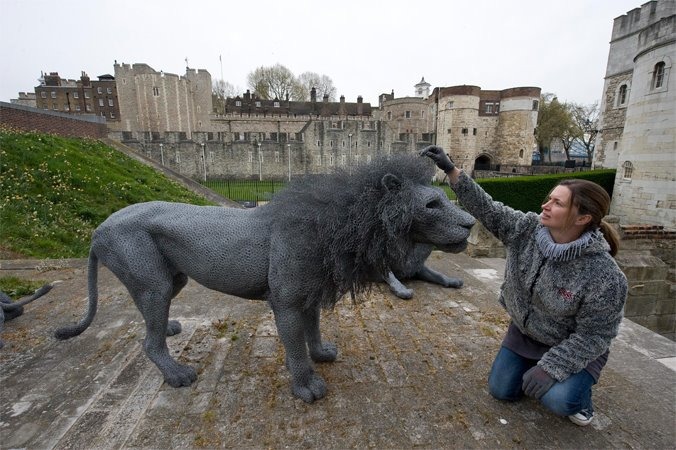 藝術家Kendra Haste用絲線般的鐵線製作一比一大小的動物,為作品添加一股金屬感、及如幽靈般的存在感。 取自Kendra Haste臉書