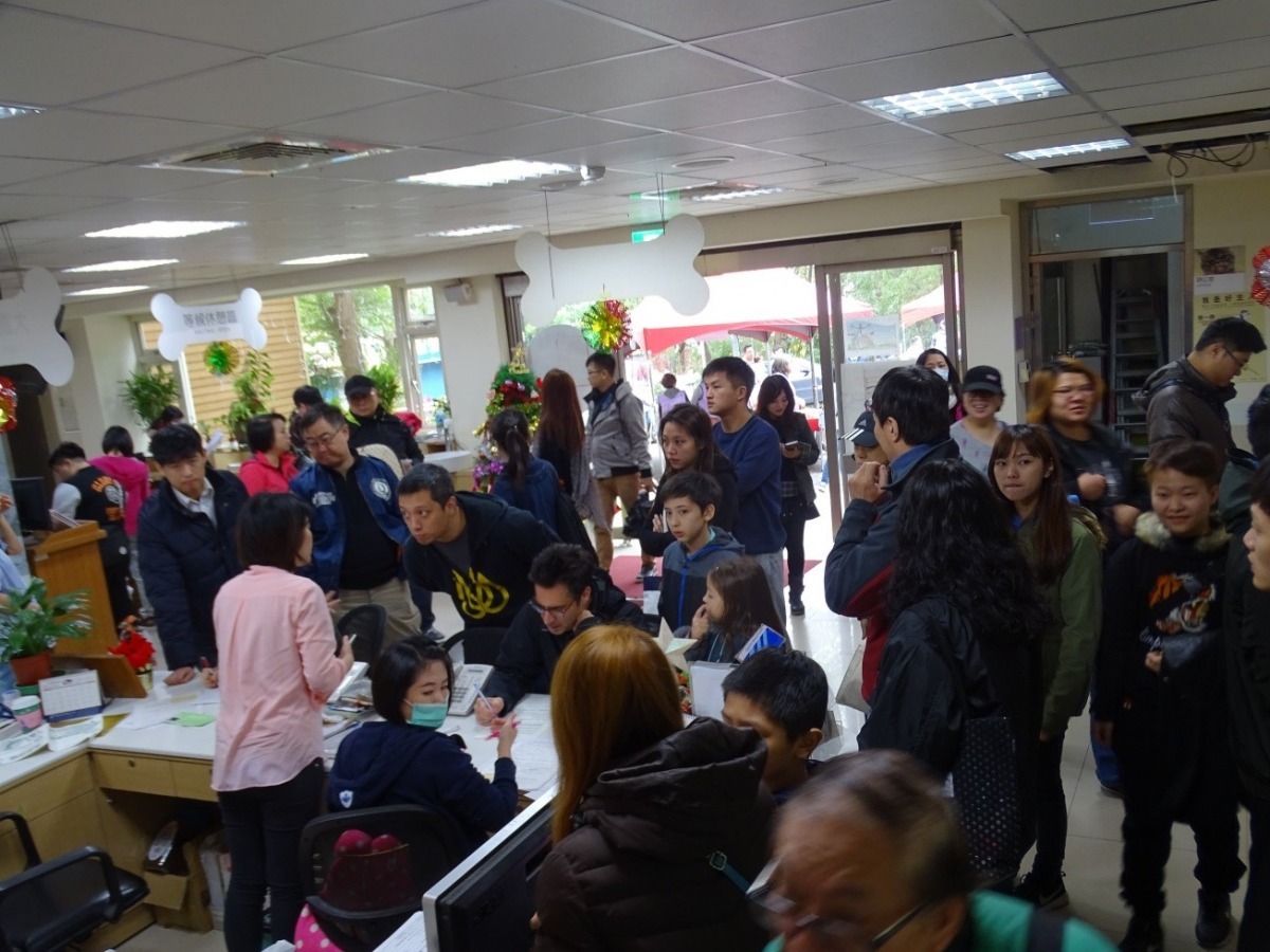 昨日台北市動物之家舉辦清空收容所,一早就吸引滿滿共襄盛舉的民眾。 台北市動物保護處/提供